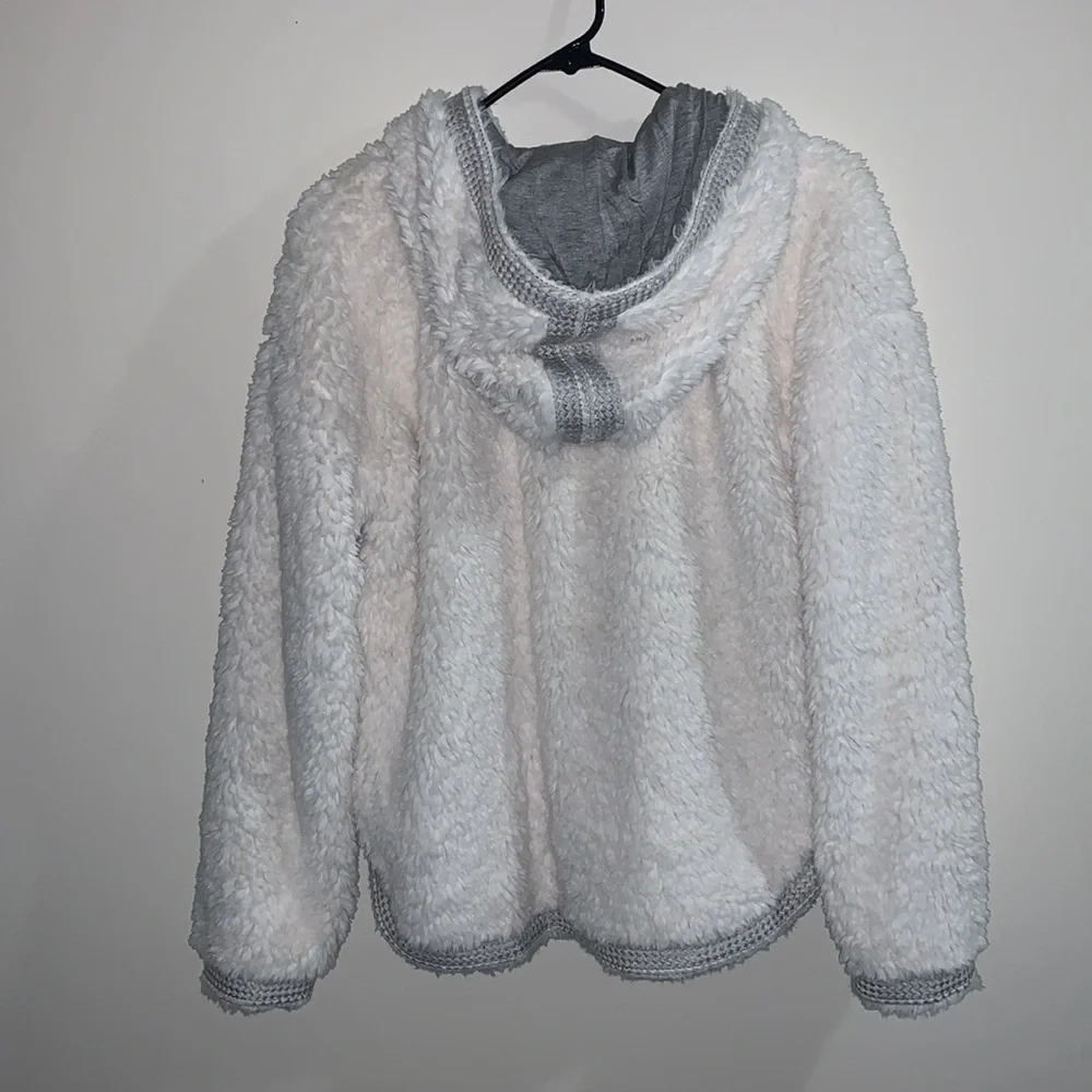 Akemi + Kin Pullover - Picture 7 of 7